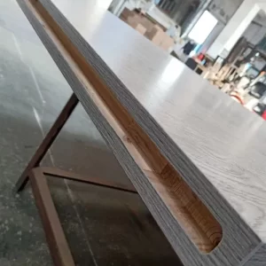 Ranura inferior de puertas correderas de madera.